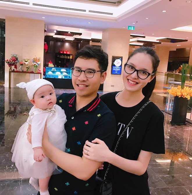 Từ khi bước ra khỏi cuộc thi Hoa hậu Việt Nam 2012, Á hậu Hoàng Anh đã không hoạt động showbiz nhiều. Năm 2017, cô lên xe hoa ở tuổi 23 và sinh con cùng năm đó. Ông xã Hoàng Anh hơn cô ba tuổi, là công chức nhà nước, sinh sống tại Hà Nội. Sau khi lập gia đình, người đẹp chủ yếu dành thời gian chăm lo cho tổ ấm nhỏ, thỉnh thoảng mới có mặt ở sự kiện.