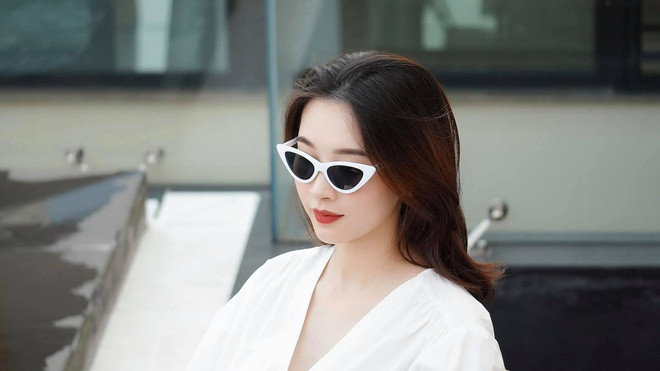 Suốt thời gian mang thai, người đẹp giấu kín. Đến cuối tháng 4, cô mới đăng ảnh khoe khéo bụng bầu, đồng thời thông báo chuẩn bị sinh em bé. Cô viết: "Còn vài tuần nữa là gặp em rồi, giờ mẹ tranh thủ đi tham quan dự án sắp hoàn thiện của ba Tín trước khi dành tất cả thời gian cho em". Nhiều bạn bè và đồng nghiệp chúc mừng khi biết tin. Sau ba năm kể từ ngày lên xe hoa, cuộc sống hạnh phúc, sung túc của Đặng Thu Thảo khiến nhiều người ngưỡng mộ.