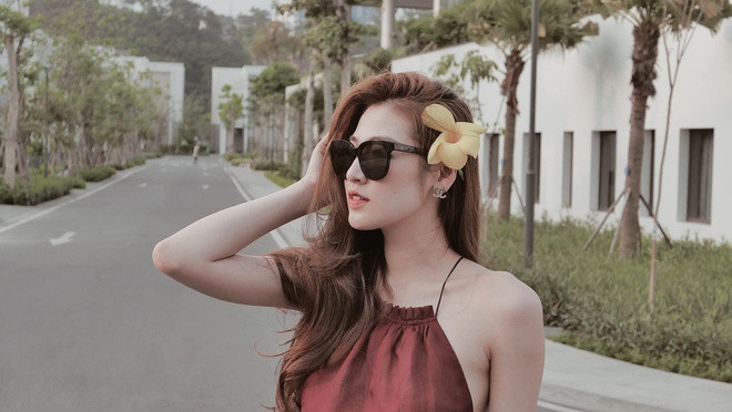 Tú Anh cho biết bản thân cũng may mắn khi được bố mẹ chồng yêu thương, hỗ trợ cả trong công việc lẫn cuộc sống. Sau khi con trai cứng cáp hơn, á hậu bắt đầu chuyển hướng kinh doanh và quay lại với các hoạt động giải trí. Nhan sắc của Tú Anh được khen ngày càng mặn mà.