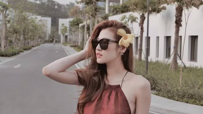 Tú Anh cho biết bản thân cũng may mắn khi được bố mẹ chồng yêu thương, hỗ trợ cả trong công việc lẫn cuộc sống. Sau khi con trai cứng cáp hơn, á hậu bắt đầu chuyển hướng kinh doanh và quay lại với các hoạt động giải trí. Nhan sắc của Tú Anh được khen ngày càng mặn mà.