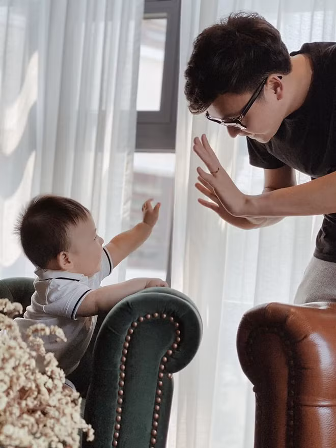 Á hậu Tú Anh kết hôn ở tuổi 25, chồng cô làm việc trong ngành xây dựng. Hiện, cô đã là mẹ của một bé trai kháu khỉnh. Gần đây, Tú Anh thoải mái hơn trong việc chia sẻ ảnh con trai và ông xã trên trang cá nhân. Trong một bài phỏng vấn, á hậu 9X tâm sự cô và chồng san sẻ việc chăm con, bên cạnh công việc riêng. chồng cô có thể thay bỉm, cho con ăn một cách thành thục.