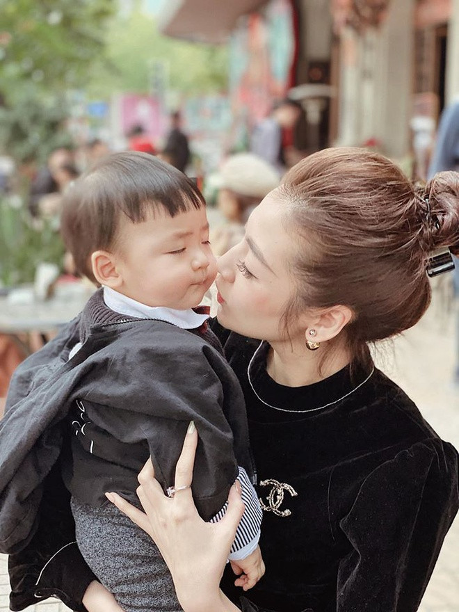 Với Tú Anh, con trai là động lực lớn của cô trong cuộc sống. Á hậu từng tâm sự con trai chào đời là một món quà, giúp cô trưởng thành hơn: "Mẹ không hứa sẽ trở thành một người mẹ tuyệt vời nhất, nhưng mẹ hứa sẽ cố gắng để dành cho con những điều tốt đẹp nhất. Và mẹ sẽ luôn đồng hành cùng con trên những chặng đường tiếp theo con nhé".
