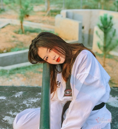 Hồ Thiên Nga, sinh viên năm thứ 2 chuyên ngành Quan hệ công chúng thuộc Khoa Marketing của trường đại học Kinh tế quốc dân, hiện là thành viên của câu lạc bộ Taekwondo.