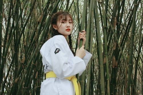 Trước đó, nữ sinh Tuệ Linh - sinh viên ngành Quản trị kinh doanh trường Học viện Công nghệ Bưu chính Viễn thông cũng gây sốt mạng trong trang phục tập võ. 