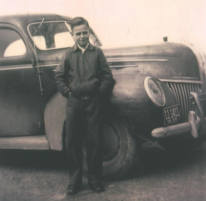 Khoảnh khắc hút hơn 30.000 lượt like (thích) này được chụp năm 1948. Theo người đăng tải, nhân vật trong ảnh (khi ấy 11 tuổi) tạo dáng bên chiếc ôtô do chính mình tậu. “Chiếc xe hơi đầu tiên của bố tôi! Chiếc Ford 1939 mà ông ấy đã mua bằng tiền kiếm được nhờ làm việc chăm chỉ trong trang trại. Bố đã lái nó mỗi ngày”, người này viết. Ảnh: @godllub.