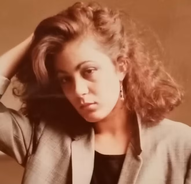 "Mẹ tôi ở thập niên 80 của thế kỷ trước, mặc áo khoác của bố và kiểu pose dáng không khác gì người mẫu", tài khoản @Maiden_in_black_ viết caption. Chỉ sau vài giờ đăng, bức ảnh này đã nhận được hơn 10.000 lượt like và 500 lượt chia sẻ từ dân mạng.