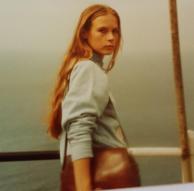 "Mẹ tôi xinh đẹp ở tuổi 20. Bức ảnh này được bố tôi chụp lại khi cả hai hẹn hò tại Italy vào năm 1982", tài khoản @_lcll_ viết. Dưới bức ảnh, dân mạng dành nhiều lời khen cho nhan sắc và vóc dáng như người mẫu của nhân vật chính.