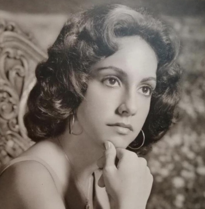 "Mẹ tôi chụp ảnh vào những năm 1970. Nếu được thừa hưởng 1% nhan sắc từ bà, chắc giờ này tôi đã là diễn viên hoặc ca sĩ cũng nên", tài khoản @voiceinyou hài hước viết.