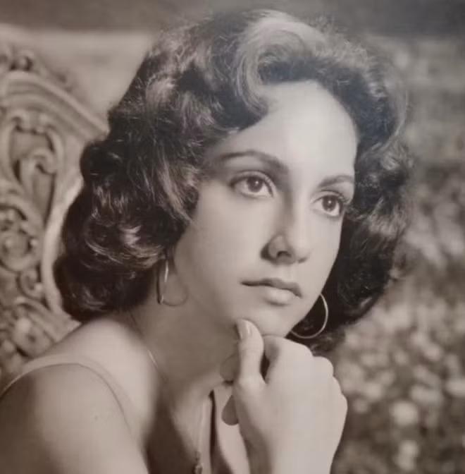 "Mẹ tôi chụp ảnh vào những năm 1970. Nếu được thừa hưởng 1% nhan sắc từ bà, chắc giờ này tôi đã là diễn viên hoặc ca sĩ cũng nên", tài khoản @voiceinyou hài hước viết.