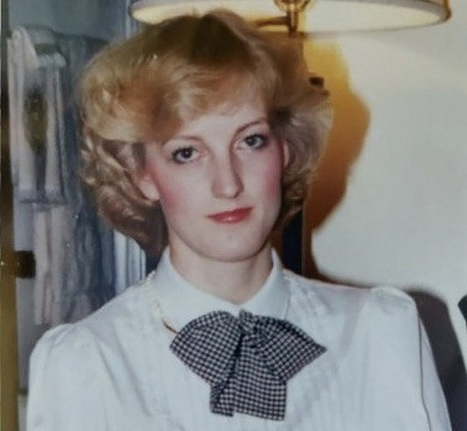 Dân mạng còn chia sẻ nhiều bức ảnh cho thấy bố mẹ họ trông như anh chị em song sinh với người nổi tiếng, từ diễn viên, người mẫu cho đến các nhân vật lịch sử. "Khi tôi còn nhỏ, mỗi lần ra đường cùng mẹ, chúng tôi luôn bị người khác chặn đường vì họ tưởng lầm mẹ tôi là Công nương Diana", tài khoản @jazminwindsong viết.