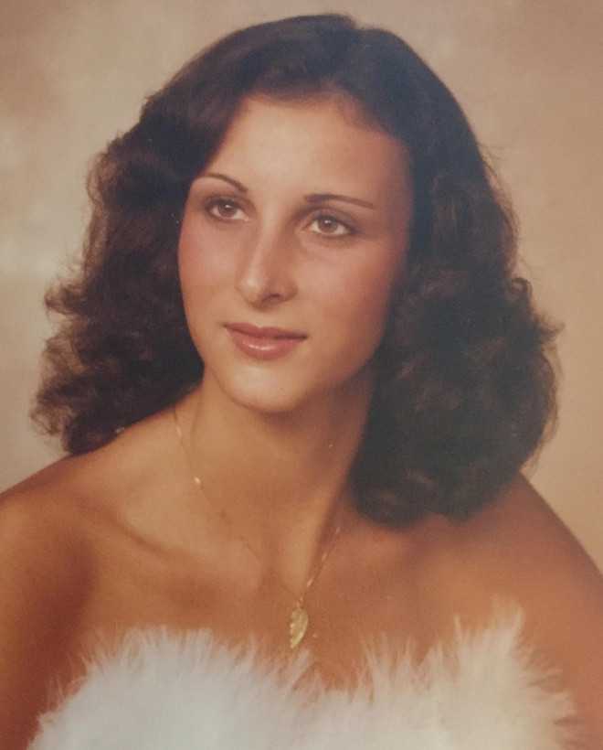 Kiểu tóc, áo quần, cách trang điểm lỗi mốt vẫn không thể "dìm hàng" nhan sắc của các bậc phụ huynh. Nhiều người khẳng định với gương mặt sắc sảo như thế này, những bà mẹ trong ảnh chẳng kém cạnh gì các nữ minh tinh Hollywood cùng thời.