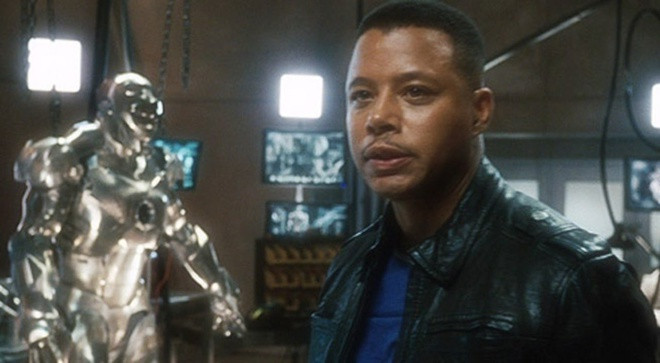  Terrence Howard và Iron Man 2: Kể từ Iron Man 2 (2010) tới nay, Don Cheadle là người sắm vai James Rhodes / War Machine. Trong Iron Man (2008), vai diễn vốn thuộc về Terrence Howard. Đầu tiên, Howard nhận được 3,5 triệu USD, và Marvel Studios hứa sẽ nâng con số lên mức 5 triệu USD nếu phim có phần hai. Trong quá trình xây dựng Iron Man 2, họ nhận ra đất diễn dành cho War Machine quá ít ỏi và quyết định giảm mức đề nghị xuống. Trên thực tế, đạo diễn Jon Favreau và biên kịch Justin Theroux chủ động giảm “đất” của War Machine bởi Terence Howard là người khó hợp tác trên trường quay. Giữa hai bên nảy sinh tranh cãi lớn và rốt cuộc đã chia tay.