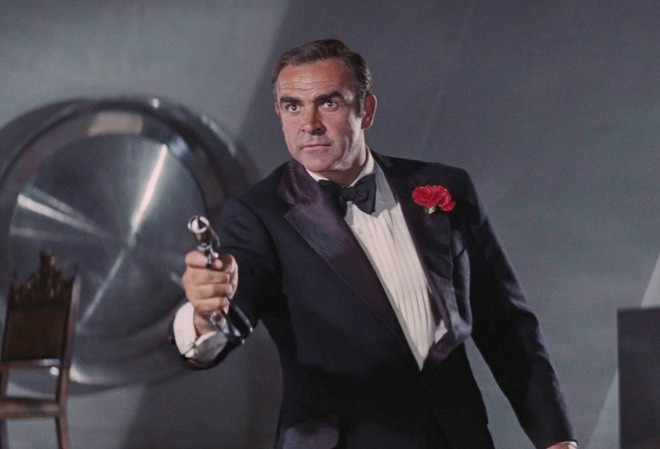  Sean Connery và loạt 007: Ở thời điểm You Only Live Twice (1967) ra mắt, 750.000 USD là con số thù lao rất cao dành cho Sean Connery. Nhà sản xuất biết rằng ngôi sao sẽ yêu cầu mức cao hơn nữa với phần tiếp theo, nên đã dự tính “phương án B”. Quả đúng như vậy. Connery muốn nâng mức lương của mình lên 1 triệu USD, và MGM quyết định chọn George Lazenby cho On Her Majesty's Secret Service (1969). Song, bộ phim năm 1969 và Lazenby vấp phải nhiều sự phản ứng. Tới năm 1971, nhà sản xuất đành phải chi ra 1,25 triệu USD cho Sean Connery để ông quay lại đóng Diamonds are Forever.
