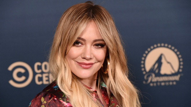  Hilary Duff và Lizzie McGuire: Từ thành công trên màn ảnh nhỏ, Lizzie McGuire có phiên bản điện ảnh, và Disney sớm muốn thực hiện phần hậu truyện. Song, mẹ của Hilary Duff tiết lộ với báo chí rằng con gái rời khỏi thương hiệu bởi Disney tỏ ra thiếu công bằng trong chuyện thù lao. Khi ấy, nhà Duff muốn nhận 100.000 USD cho mỗi tập phim truyền hình mới (so với 15.000 USD lúc đầu), và 5 triệu USD cho phim điện ảnh thứ hai. Về phía “nhà chuột”, họ chỉ ưng thuận mức 35.000 USD/tập phim truyền hình, và 4 triệu USD kèm theo phần thưởng dựa trên doanh thu của tác phẩm điện ảnh. Mãi tới 2019, mọi chuyện mới có vẻ trở nên ổn thỏa hơn khi Hilary Duff quyết định quay lại với thương hiệu.