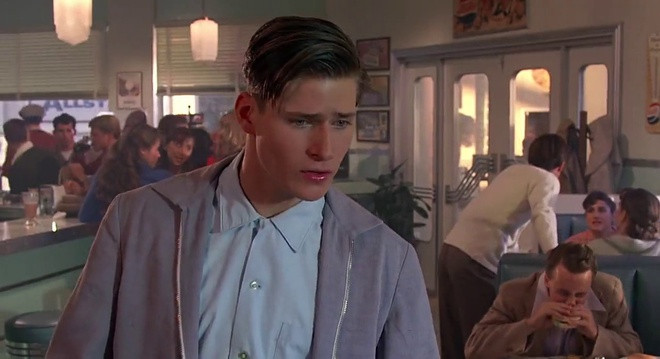  Crispin Glover và Back to the Future Part II: Crispin Glover không thích kịch bản của Back to the Future Part II (1989), nhưng vẫn sẽ đồng ý tham gia dự án nếu được nhận 1 triệu USD. Con số này cao gấp nhiều lần so với lời đề nghị 150.000 USD từ nhà sản xuất. Song, thay vì tìm diễn viên thay thế, ê-kíp lại cho một người hóa trang, ăn mặc y như Crispin Glover ở phần đầu. Cuối cùng, tài tử quyết định đâm đơn kiện nhà sản xuất loạt Back to the Future. Theo một số nguồn tin, Glover đã thắng kiện và nhận được 760.000 USD.