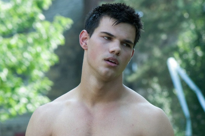  Taylor Lautner: Là một thành viên của “bộ ba” trung tâm loạt phim Chạng vạng, chàng “người sói” nhận được mức cát-xê lên tới 25 triệu USD cho hai phần cuối. Từ đây, Taylor Lautner liên tục đưa ra yêu cầu thù lao khiến nhà sản xuất ngán ngẩm, như 7,5 triệu USD cho phim dựa trên đồ chơi Stretch Armstrong, hay 10 triệu USD cho dự án David &amp; Goliath có thể đóng cùng Dwayne “The Rock” Johnson. Tuy nhiên, năm 2011, dự án Abduction của Lautner mờ nhạt tại phòng vé, bị báo chí chê bai đủ đường. Trong kinh phí sản xuất 35 triệu USD của tác phẩm hành động, cát-xê của anh chiếm tới 5 triệu USD. Từ đây, các studio bắt đầu quay lưng với Taylor Lautner, và sự nghiệp của anh không có gì nổi bật trong suốt một thập kỷ qua.