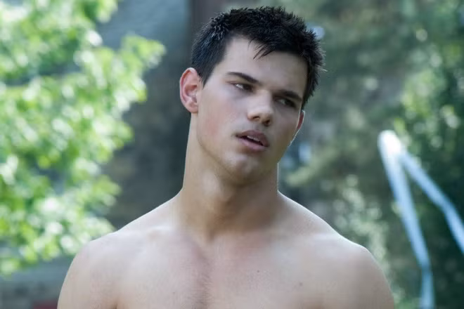  Taylor Lautner: Là một thành viên của “bộ ba” trung tâm loạt phim Chạng vạng, chàng “người sói” nhận được mức cát-xê lên tới 25 triệu USD cho hai phần cuối. Từ đây, Taylor Lautner liên tục đưa ra yêu cầu thù lao khiến nhà sản xuất ngán ngẩm, như 7,5 triệu USD cho phim dựa trên đồ chơi Stretch Armstrong, hay 10 triệu USD cho dự án David &amp; Goliath có thể đóng cùng Dwayne “The Rock” Johnson. Tuy nhiên, năm 2011, dự án Abduction của Lautner mờ nhạt tại phòng vé, bị báo chí chê bai đủ đường. Trong kinh phí sản xuất 35 triệu USD của tác phẩm hành động, cát-xê của anh chiếm tới 5 triệu USD. Từ đây, các studio bắt đầu quay lưng với Taylor Lautner, và sự nghiệp của anh không có gì nổi bật trong suốt một thập kỷ qua.
