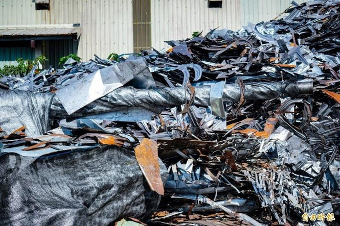 Một chiếc xe tăng chiến đấu chủ lực ẩn mình trong bãi phế liệu.