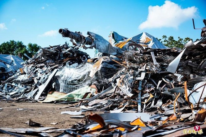 Chiếc xe tăng được bọc trong một lớp vải có hiệu ứng kim loại, kết hợp rất tốt với các mảnh sắt vụn xung quanh. Đài Loan cho biết cuộc diễn tập nhằm tăng cường “khả năng che giấu, ngụy trang, đánh lừa và khả năng cơ động, theo nguyên tắc“ chiến đấu ở bất cứ nơi đâu trong trận chiến.