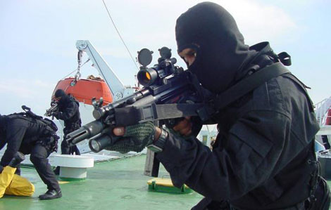 Lâu nay, Hải quân Malaysia không có lính thủy đánh bộ mà duy trì lực lượng đặc nhiệm hải quân tương tự Navy SEAL của Mỹ.