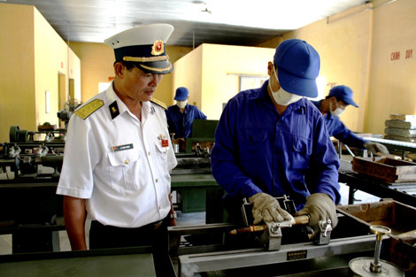 Chỉ huy Kho 858 kiểm tra quy trình bảo dưỡng đạn dược.