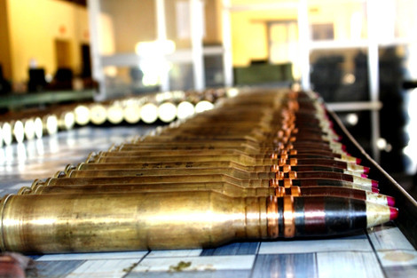 Đạn pháo trước khi đưa vào dưỡng.