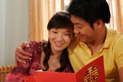 Dù không phải tuyến nhân vật chính, chuyện tình của Ngọc Linh - Sơn Tùng (Đan Lê - Hải Anh thủ vai) trong Cầu vồng tình yêu vẫn nhận được nhiều sự yêu mến của khán giả. Là MC lấn sân diễn xuất, Đan Lê được người xem đánh giá có gương mặt điện ảnh. Sau tác phẩm của đạo diễn Vũ Hồng Sơn, cô tiếp tục ghi điểm trong Ba đám cưới - Một đời chồng. Hiện tại, Đan Lê có cuộc sống hạnh phúc đáng ngưỡng mộ bên đạo diễn Khải Anh. Cả hai đã cưới nhau được 9 năm và trải qua nhiều sóng gió trước khi về chung một nhà. Trên trang cá nhân, nữ diễn viên thường chia sẻ hình ảnh đi du lịch ở nhiều nơi nổi tiếng thế giới cùng chồng, con.