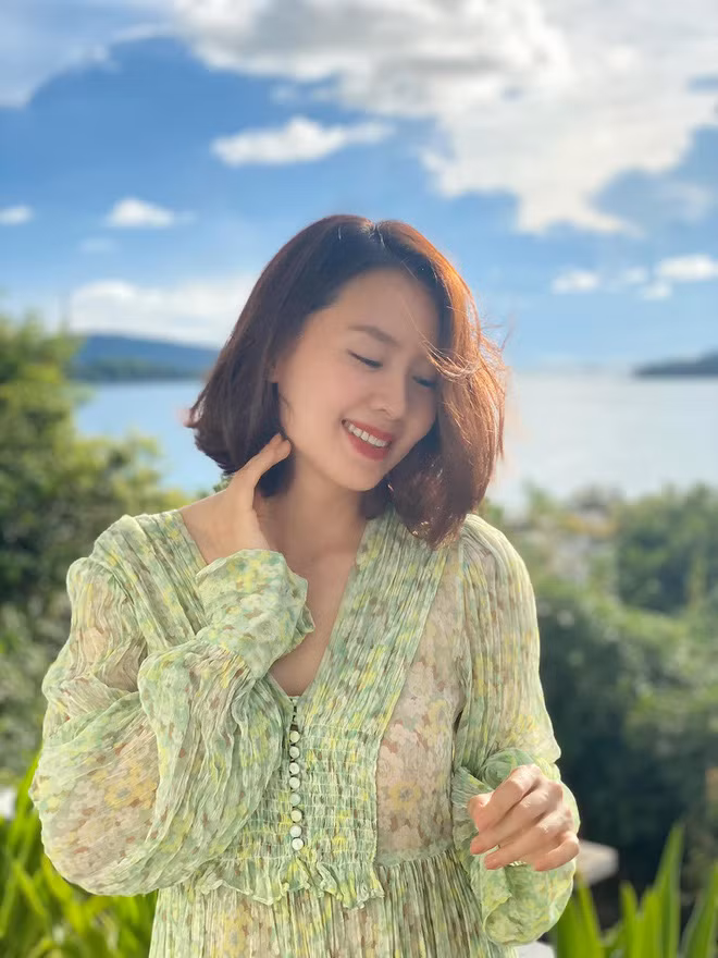 Sau thành công của Cầu vồng tình yêu, Hồng Diễm khiến nhiều người bất ngờ khi tạm dừng đóng phim để tập trung cho công việc kinh doanh. Mãi sau đó, nữ diễn viên mới trở lại trong Cả một đời ân oán, Hoa hồng trên ngực trái. Hầu hết vai diễn của cô đều thuộc tuýp nhân vật có cuộc đời chông chênh, là người phụ nữ cam chịu, mạnh mẽ đối đầu với nhiều biến cố trong cuộc sống, tình cảm. Rời xa màn ảnh nhiều năm, Hồng Diễm vẫn được khán giả đánh giá cao nhờ lối diễn xuất gần gũi.