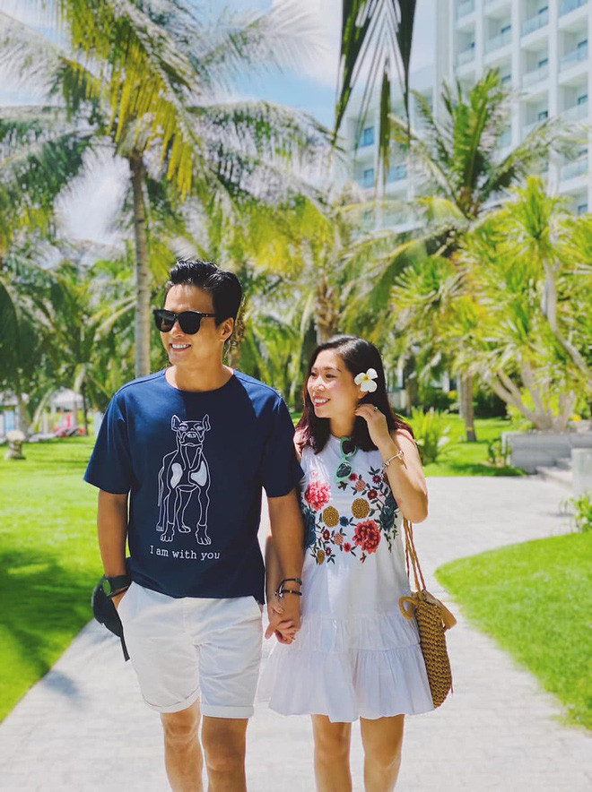 Không chỉ có sự nghiệp thành công, nam diễn viên có cuộc sống gia đình hạnh phúc bên bà xã Anh Đào. Bên cạnh công việc chính, Hồng Đăng phụ giúp vợ kinh doanh. Cả hai thường xuyên khoe ảnh hạnh phúc trên trang cá nhân.