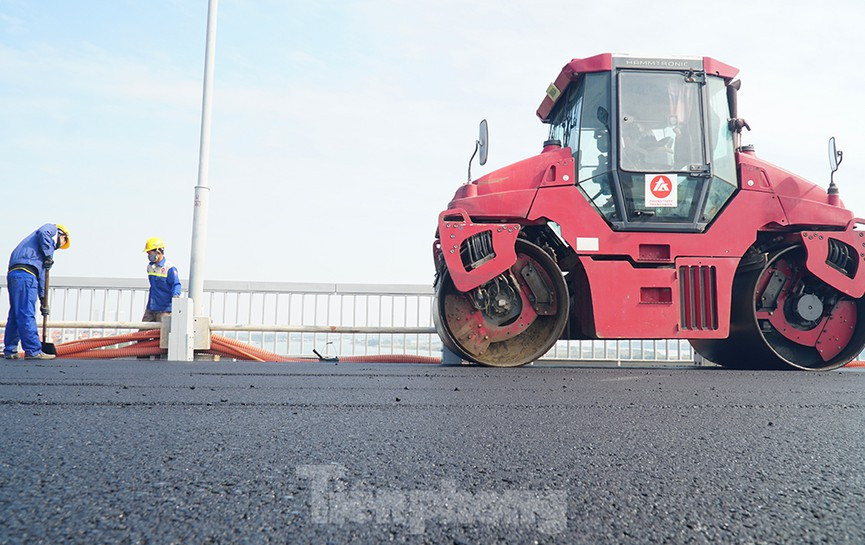 ##s###Ông Nguyễn Mạnh Thắng, Phó Tổng cục trưởng Tổng cục Đường bộ Việt Nam, cho biết: "Theo kế hoạch đề ra, cuối tháng 12 sẽ hoàn thành việc trải thảm lớp bê-tông nhựa.