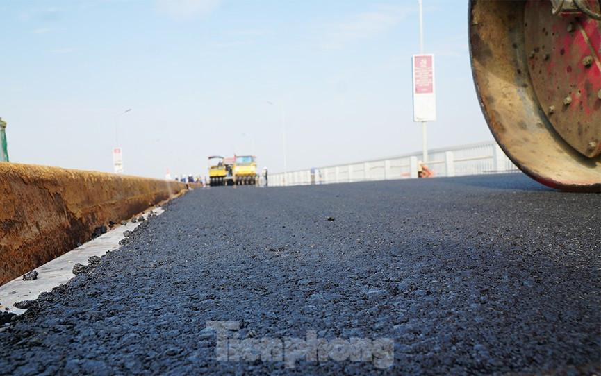 ##s###Theo kế hoạch đến cuối tháng 12 sẽ hoàn thành thi công lớp dính bám và thảm bê tông nhựa với khối lượng hơn 27.000 m2. Để đảm bảo tiến độ dự án, hiện nay liên danh các nhà thầu đang phối hợp khá nhịp nhàng thi công theo hình thức cuốn chiếu