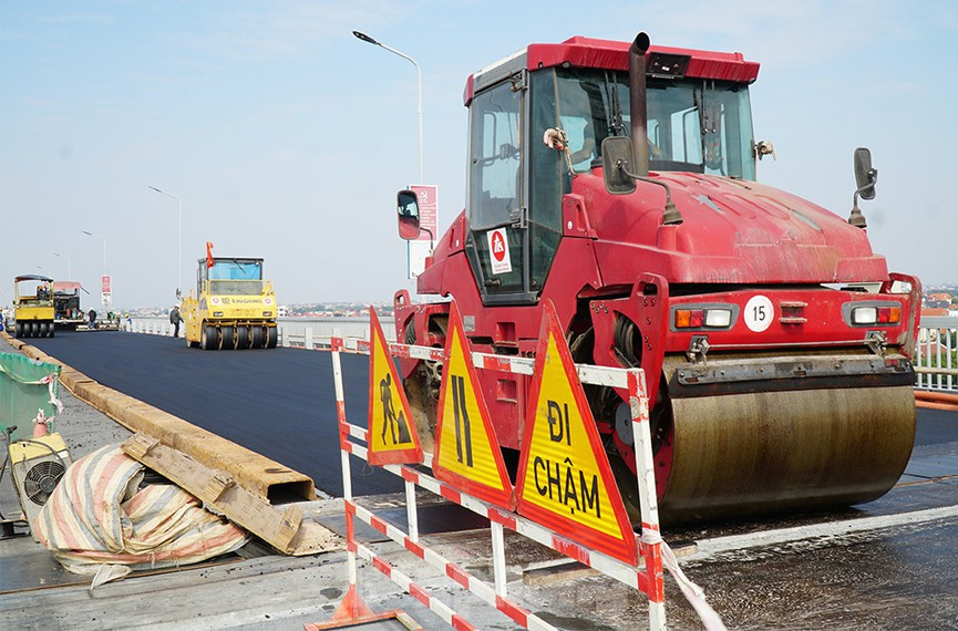 ##s###Các đơn vị thi công sử dụng máy chuyên dụng để lăn chắc những lớp bê tông nhựa với độ kết dính cao
