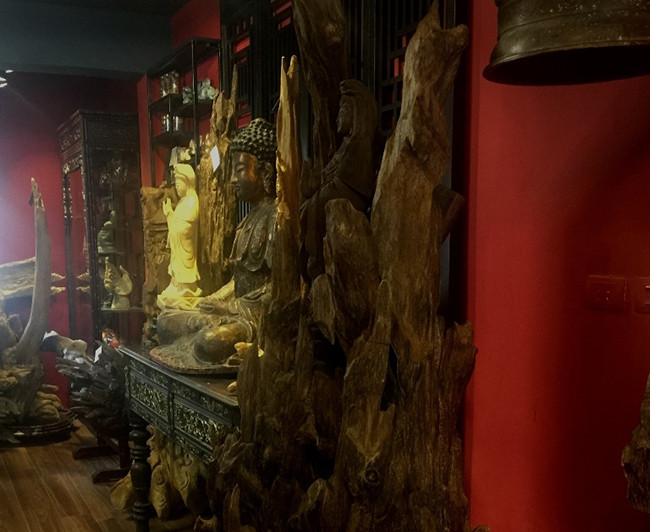 Theo chia sẻ của đại gia này, để có những khối trầm hương trên, anh đã phải mất hơn 20 năm sưu tầm, tìm tòi cũng như tốn không biết bao nhiêu tiền của để được sở hữu chúng.