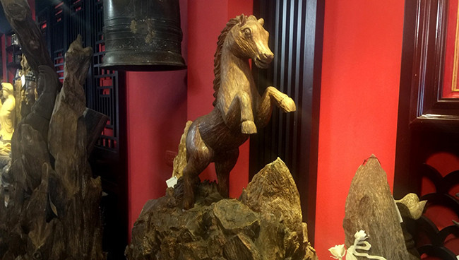 Chỉ tay vào một thân cây trầm kiến, vị chủ nhân này cho hay: “Đi lại, giao dịch cả chục lần vẫn không xong. Những tưởng không thể mua được thì đột nhiên họ lại bán cho mình”.