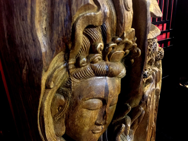 Theo thời gian, phần gỗ bị tổn thương ấy được tích tụ dầu và trở thành một loại gỗ quý tỏa ra mùi hương thơm phức. Đó chính là Kỳ Nam hay còn gọi là Trầm hương.