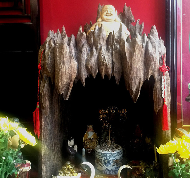 Chiếc bàn thờ thần tài bằng trầm.