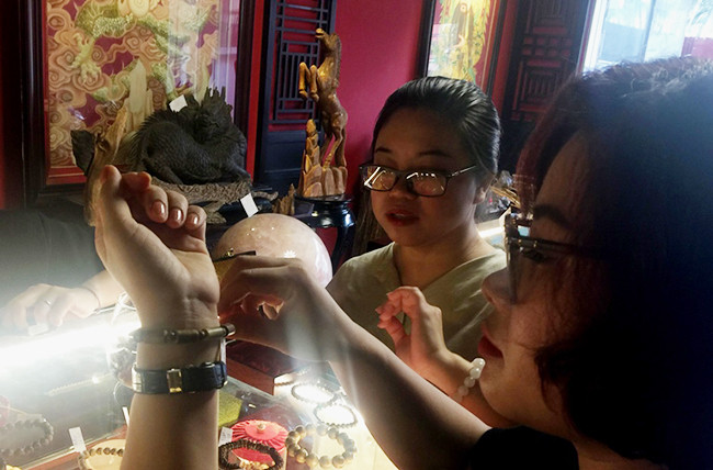 Khách tự thưởng cho mình một sản phẩm làm từ trầm