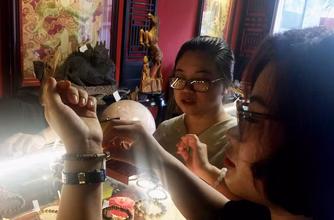 Khách tự thưởng cho mình một sản phẩm làm từ trầm