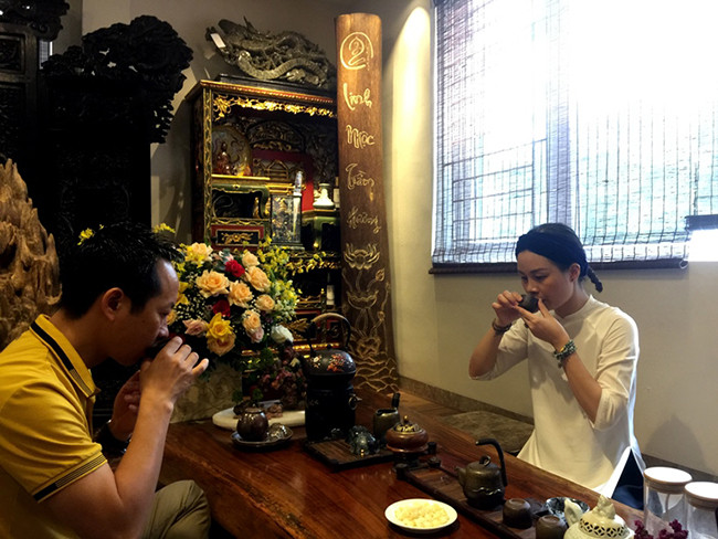 Những vị khách đến chiêm ngưỡng, giao dịch và thưởng trà trong không gian ấm cúng.