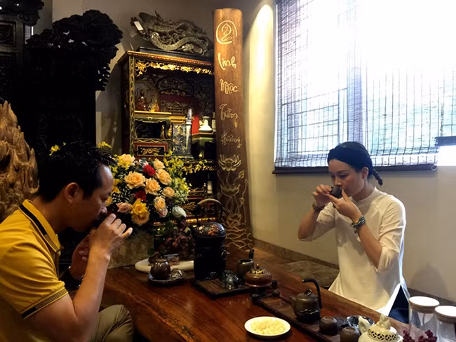 Những vị khách đến chiêm ngưỡng, giao dịch và thưởng trà trong không gian ấm cúng.