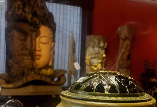 Mùi trầm hương tỏa ra nhẹ nhàng...