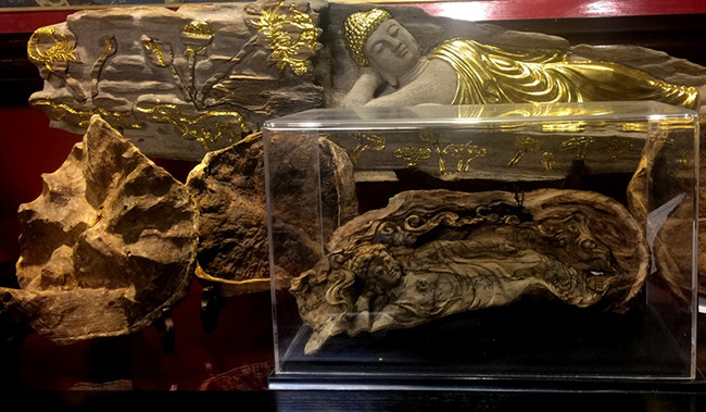 Và những khối trầm hương được các nghệ nhân điêu khắc chỉ một bản duy nhất gọi là “độc bản”.