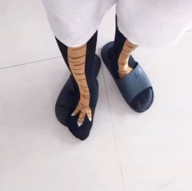 Ban gai 'map map', chang trai vui tinh mua tang mon qua khoc do meu do-Hinh-2