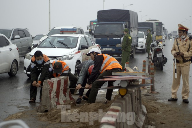 Cau Vinh Tuy 'that thu' vi xe hop lat ngua giua duong-Hinh-6