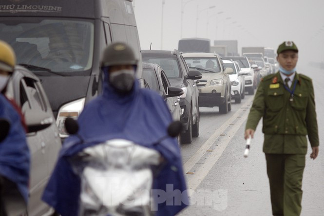 Cau Vinh Tuy 'that thu' vi xe hop lat ngua giua duong-Hinh-12