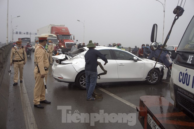 Cau Vinh Tuy 'that thu' vi xe hop lat ngua giua duong-Hinh-11