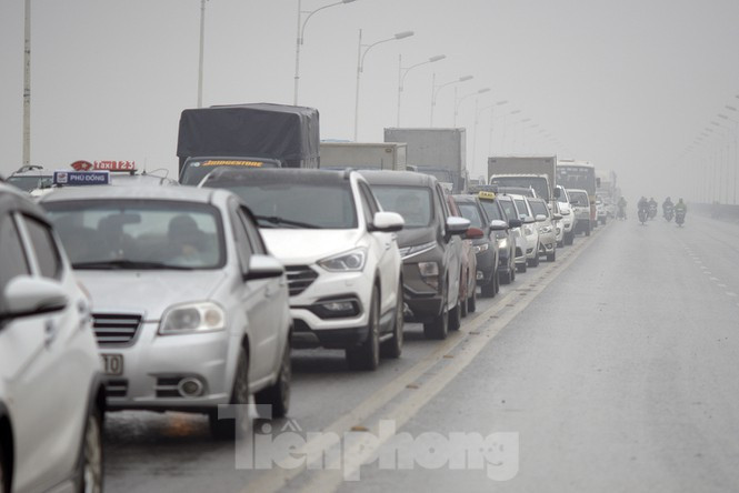 Cau Vinh Tuy 'that thu' vi xe hop lat ngua giua duong-Hinh-13