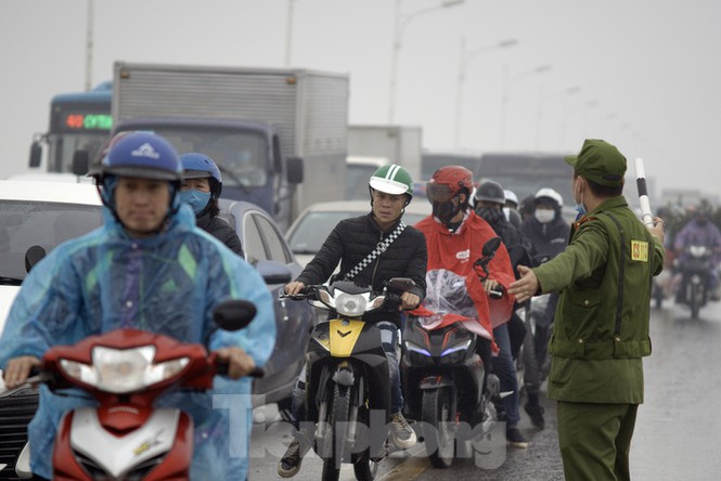 Cau Vinh Tuy 'that thu' vi xe hop lat ngua giua duong-Hinh-8