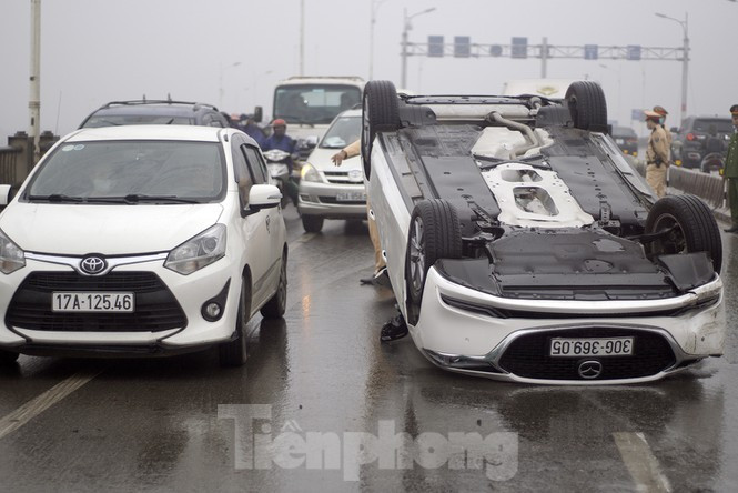 Cau Vinh Tuy 'that thu' vi xe hop lat ngua giua duong-Hinh-4