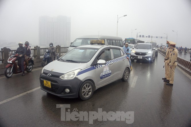 Cau Vinh Tuy 'that thu' vi xe hop lat ngua giua duong-Hinh-10